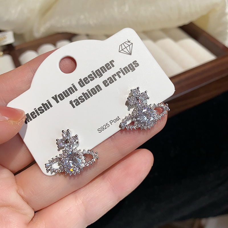 Light Elegant Earrings for Women High-end Stud Earrings Exquisite High-grade Unique Niche Ear Jewelry 250710