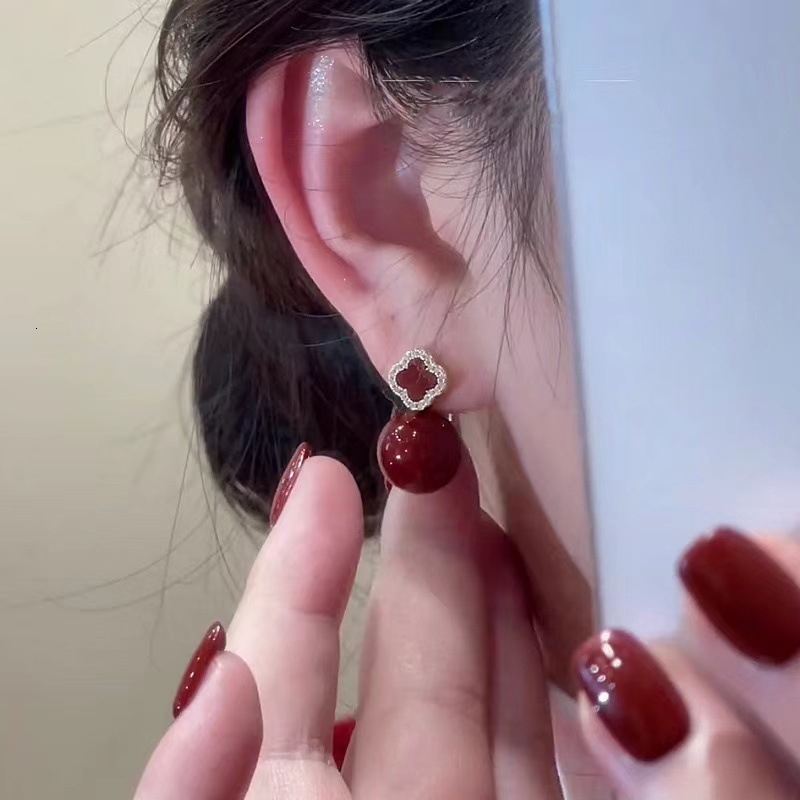 S925 Silver Needle Festive Red Four-Leaf Clover Pearl Earrings One Pair Two-Way n Sense Earrings Elegant Ear Jewelry 250710