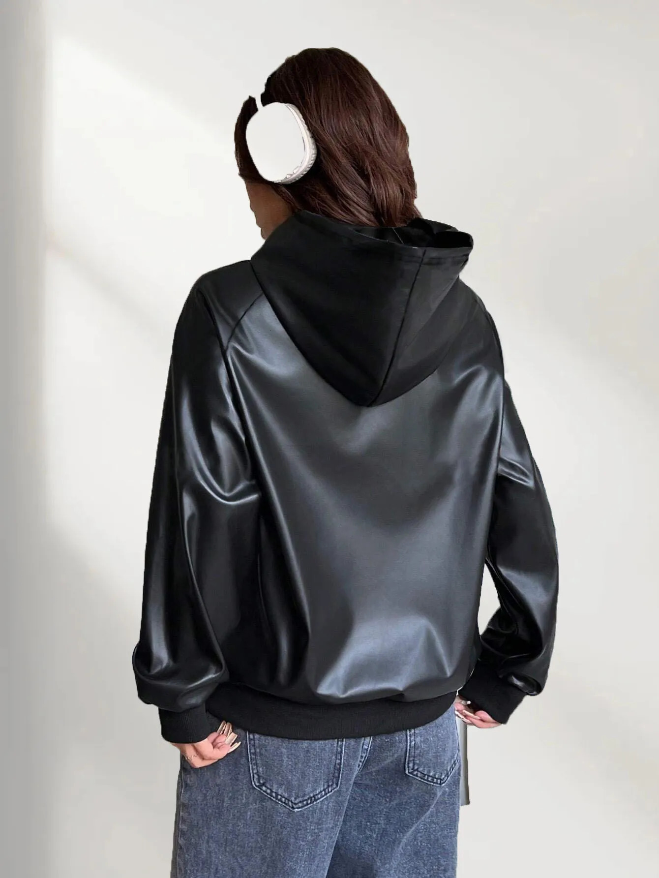 Solid color womens PU leather hooded sweatshirt warm long-sleeved sweatshirt for autumn and winter can be worn as a base or a 250709