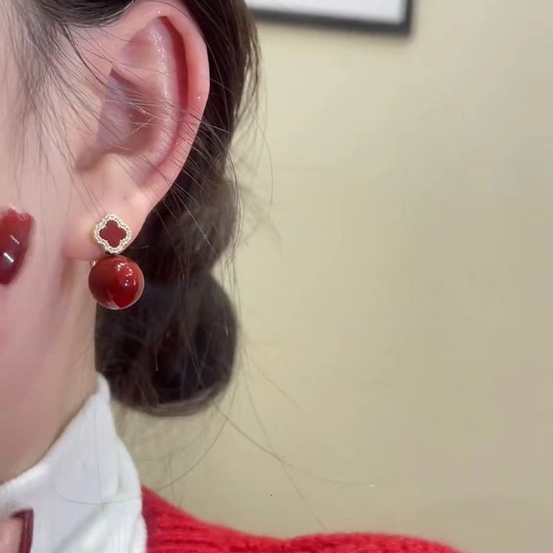 S925 Silver Needle Festive Red Four-Leaf Clover Pearl Earrings One Pair Two-Way n Sense Earrings Elegant Ear Jewelry 250710