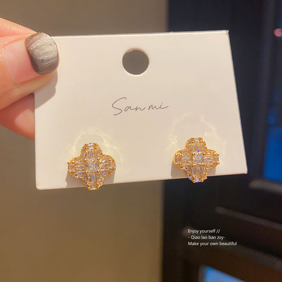 18K Real Gold Plated Silver Needle Zircon Four-Petal Flower Earrings Fashion High-End Earrings Light y Versatile Ear Jewelry 250710