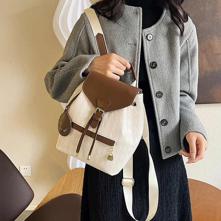 Free Shipping Designer Luxury Women's Backpack New Casual Women's Plaid Bag For Work Commute Travel Backpack Student Leisure Bag