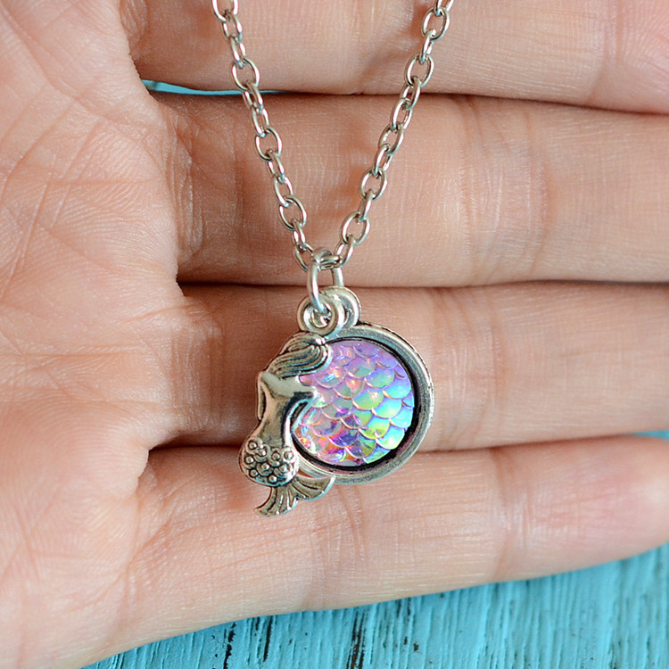 Fashion Mermaid Pendant Necklaces with Silver Link Chain for Women Lady Girls Vintage Fish Scale Resin Choker Jewelry Gifts with Retail OPP Packaging 