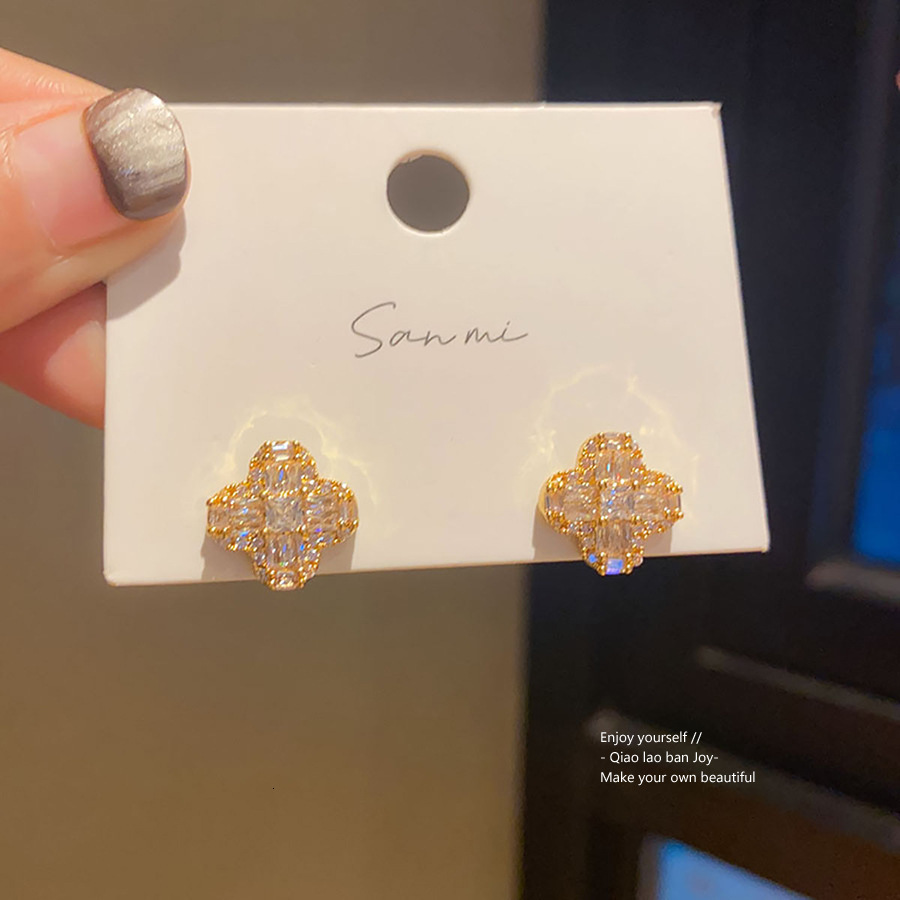 18K Real Gold Plated Silver Needle Zircon Four-Petal Flower Earrings Fashion High-End Earrings Light y Versatile Ear Jewelry 250710