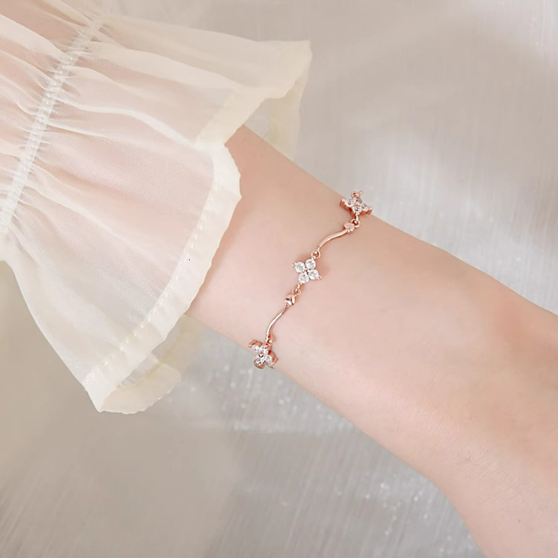 Delicate and Exquisite Heart Wave Bracelet Four-Leaf Flower Heart Inlaid Diamond Fashionable Versatile Niche n Accessory Trend 250710