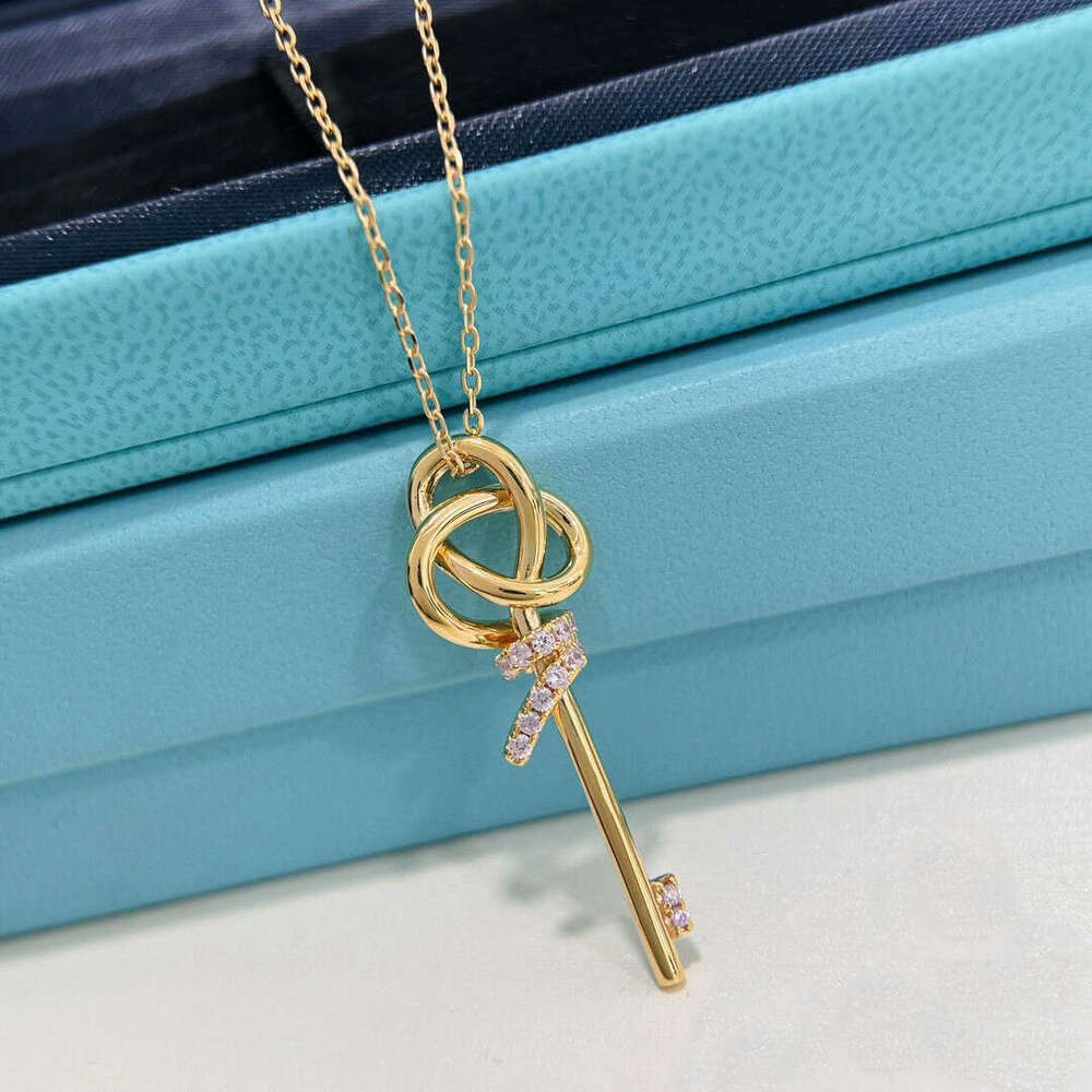 Luxury Diamond Knot Key Necklace with Box Love Woven Keys Shape Necklace Victoria Diamond Vine Circle Key Pendant Boutique Jewelry for Women