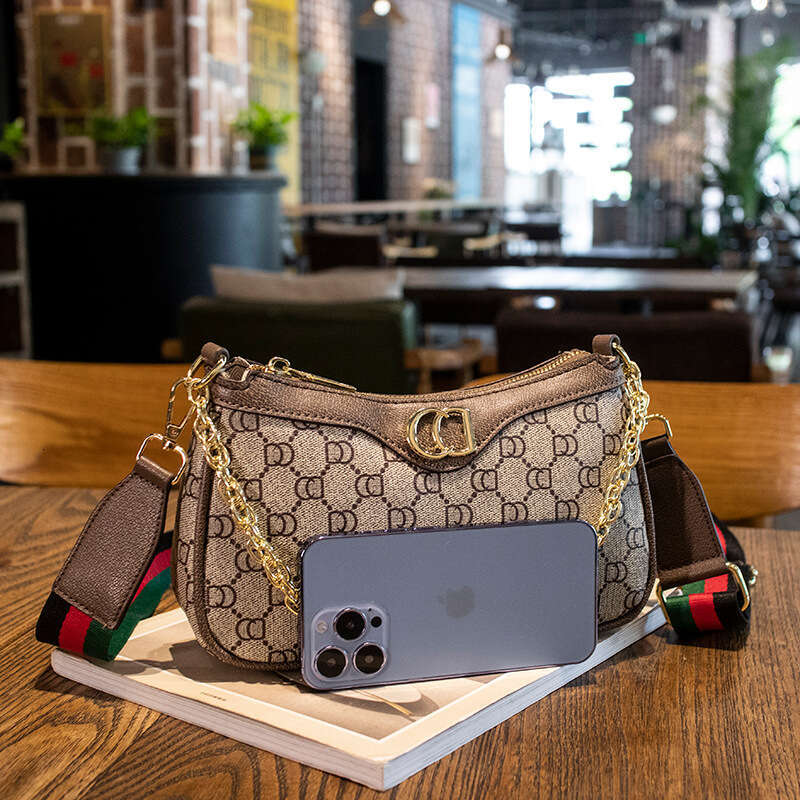 2024 New Women's Crossbody Underarm Fashion Small 2023 Niche High-end Shoulder Bag