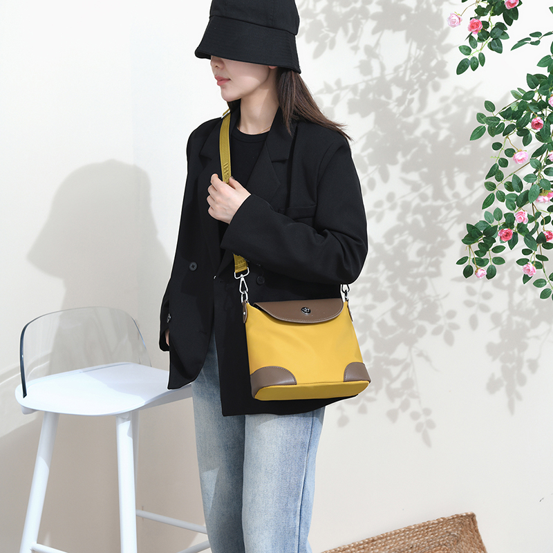 Simple color-blocked crossbody bag for women, made of nylon and leather. A versatile and chic single-shoulder bag for daily use.