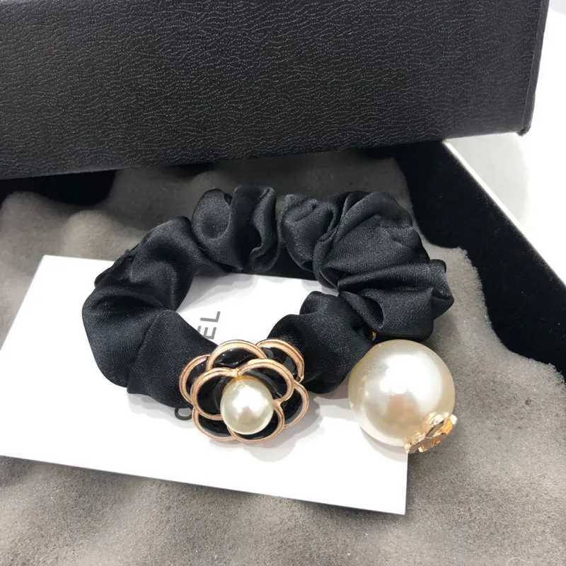 Hepburn Style Camellia Flower Scrunchies for Women Elegant Imitation Pearl Elastic Ponytail Hair Band Chic Bun Hair Accessories Y250711