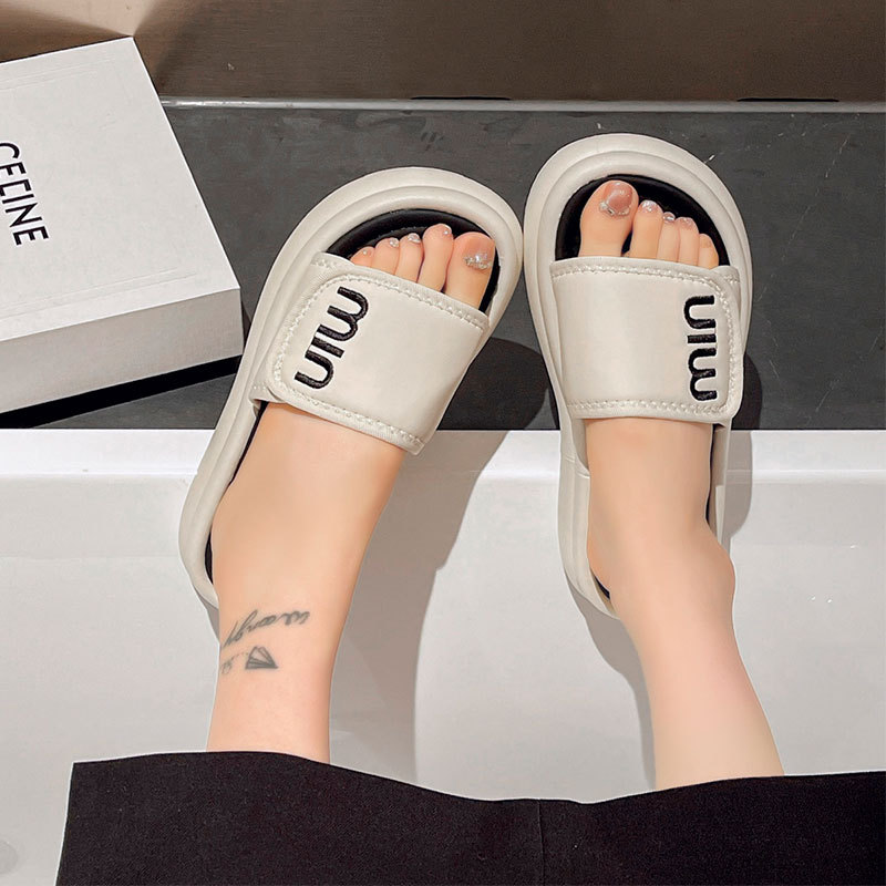 Designer Slippers Thick-soled soft-soled slippers Women's high-end style 2025 New summer versatile skirt Vacation Beach one-shoulder flip-flops F