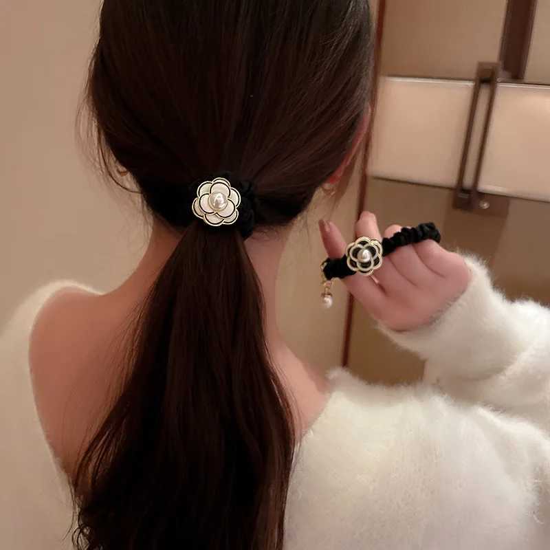 Hepburn Style Camellia Flower Scrunchies for Women Elegant Imitation Pearl Elastic Ponytail Hair Band Chic Bun Hair Accessories Y250711