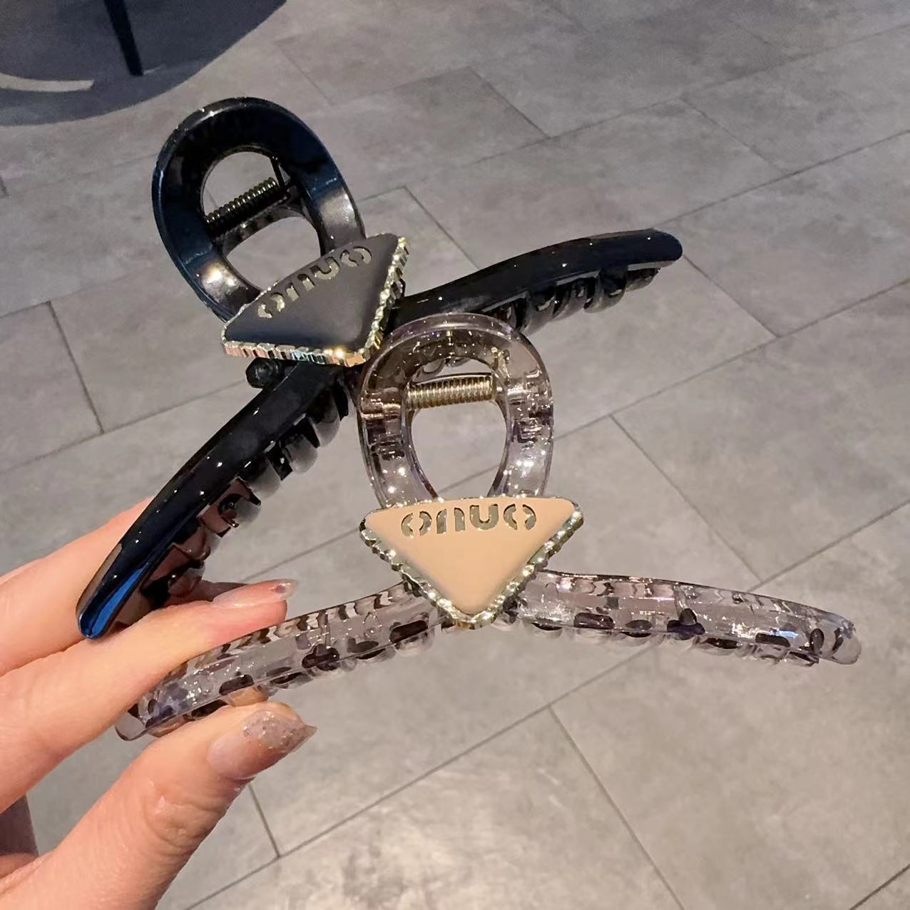 Lanjia- French Style Inverted Triangle Letter Jelly Color Claw Women Internet Celebrity High-End Back Of Head Shark Clip Hair Accessory 250711 E7be6