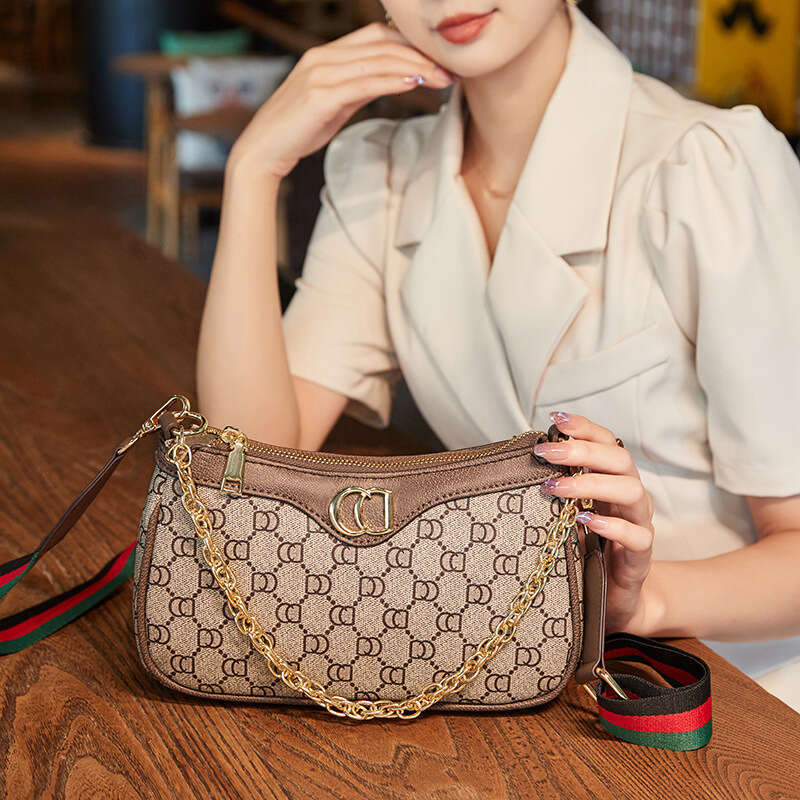 2024 New Women's Crossbody Underarm Fashion Small 2023 Niche High-end Shoulder Bag