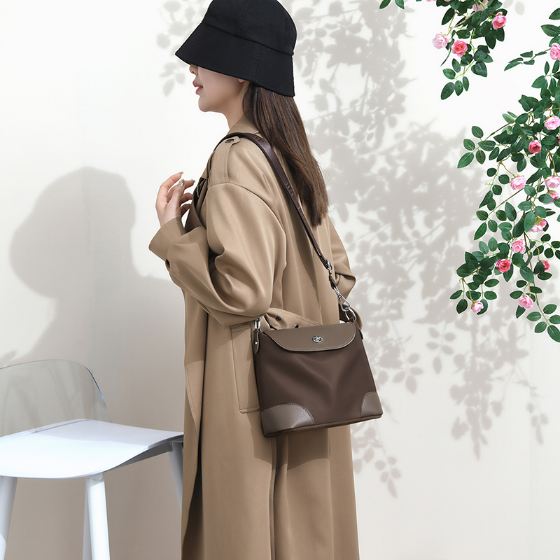 Simple color-blocked crossbody bag for women, made of nylon and leather. A versatile and chic single-shoulder bag for daily use.
