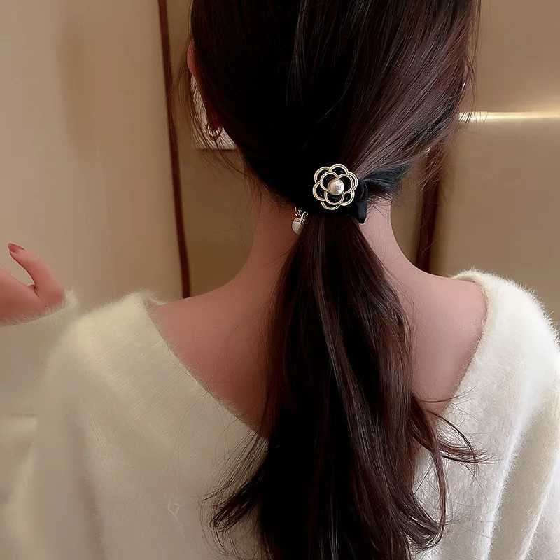 Hepburn Style Camellia Flower Scrunchies for Women Elegant Imitation Pearl Elastic Ponytail Hair Band Chic Bun Hair Accessories Y250711