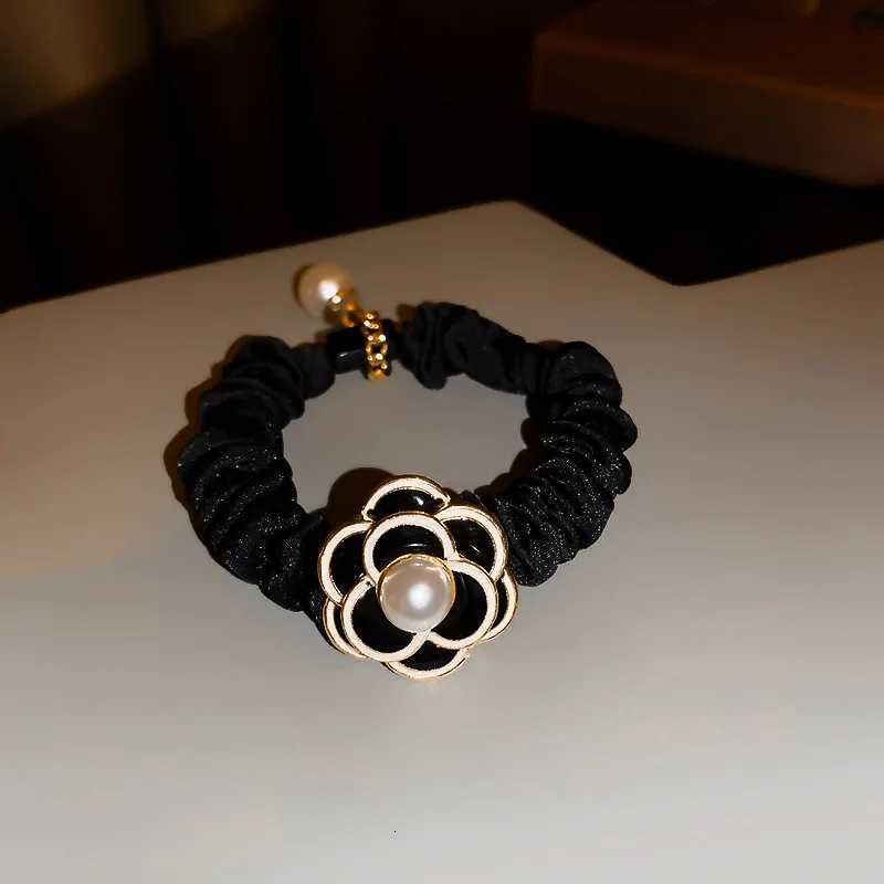 Hepburn Style Camellia Flower Scrunchies for Women Elegant Imitation Pearl Elastic Ponytail Hair Band Chic Bun Hair Accessories Y250711