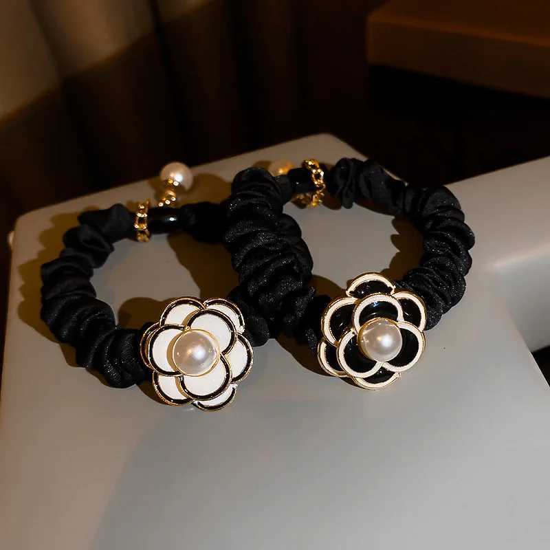 Hepburn Style Camellia Flower Scrunchies for Women Elegant Imitation Pearl Elastic Ponytail Hair Band Chic Bun Hair Accessories Y250711