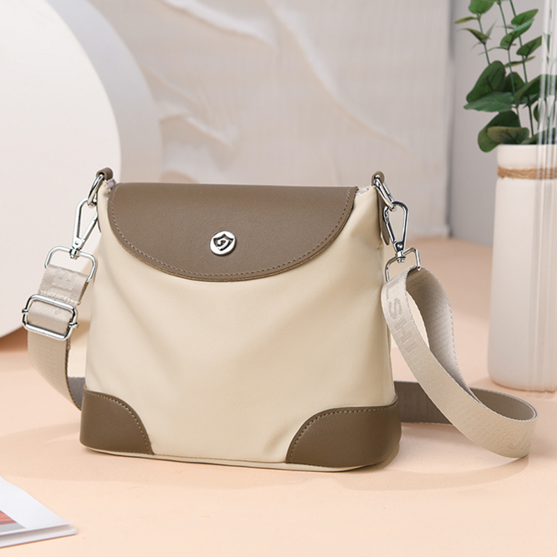 Simple color-blocked crossbody bag for women, made of nylon and leather. A versatile and chic single-shoulder bag for daily use.