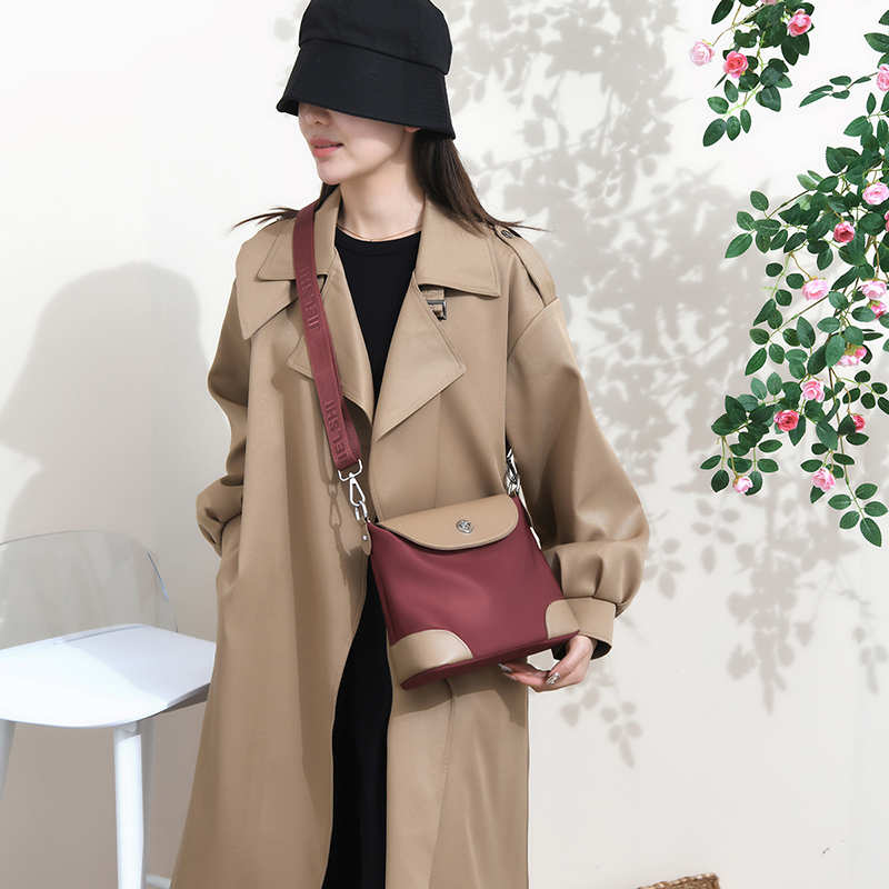 Simple color-blocked crossbody bag for women, made of nylon and leather. A versatile and chic single-shoulder bag for daily use.