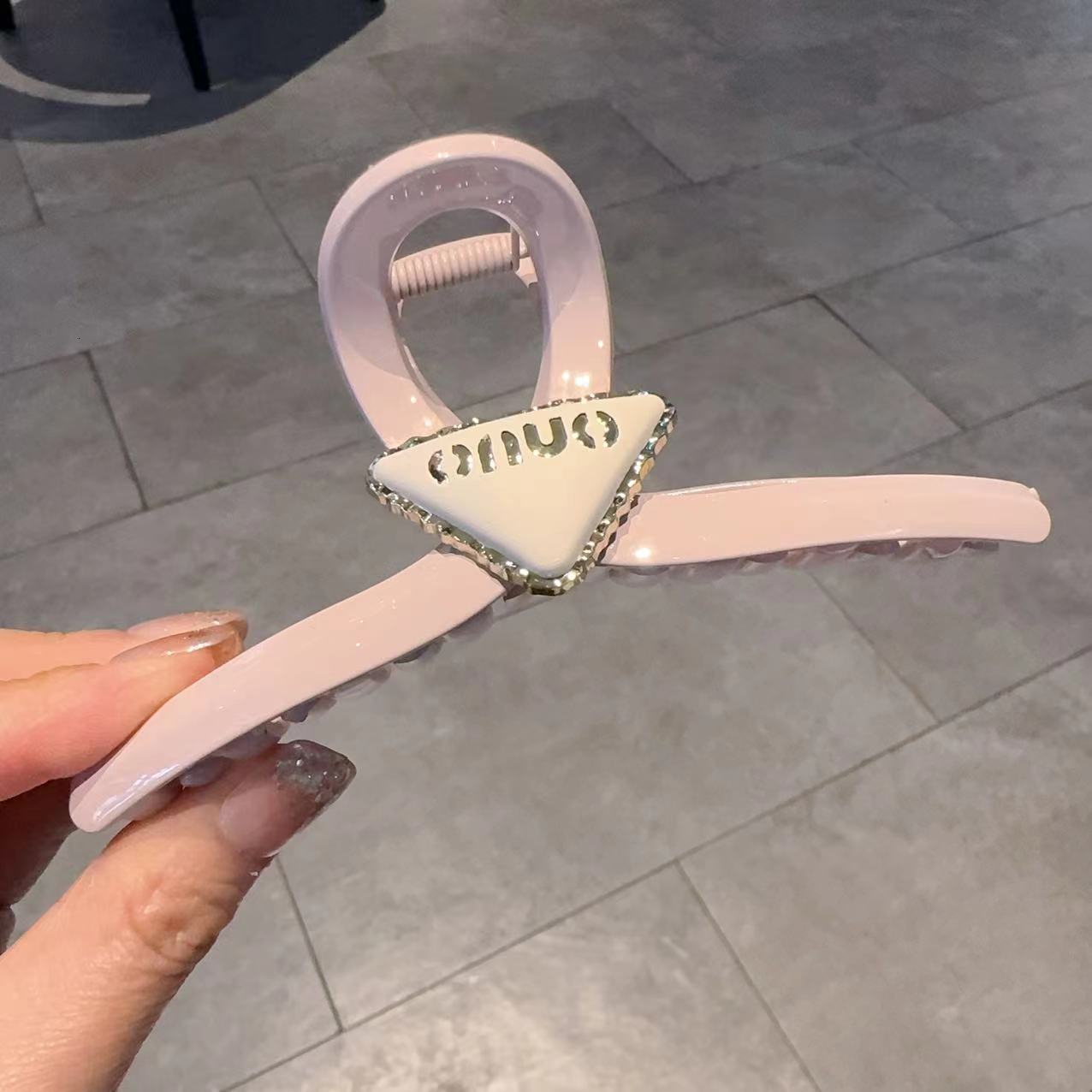 Lanjia- French Style Inverted Triangle Letter Jelly Color Claw Women Internet Celebrity High-End Back Of Head Shark Clip Hair Accessory 250711 E7be6
