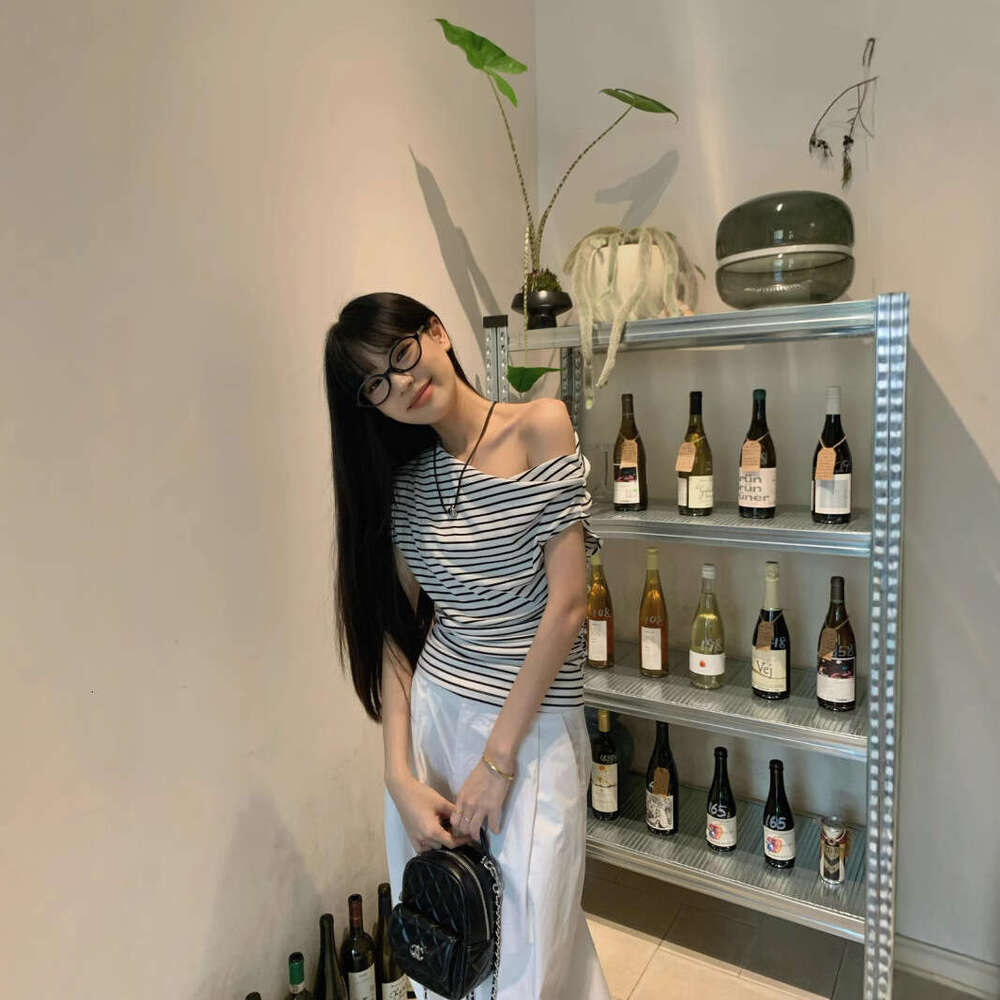 Design Sense Asymmetric Shoulder Short Sleeve T-Shirt For Women Summer New Style Slim Fit Off-Shoulder Striped Student Top B5