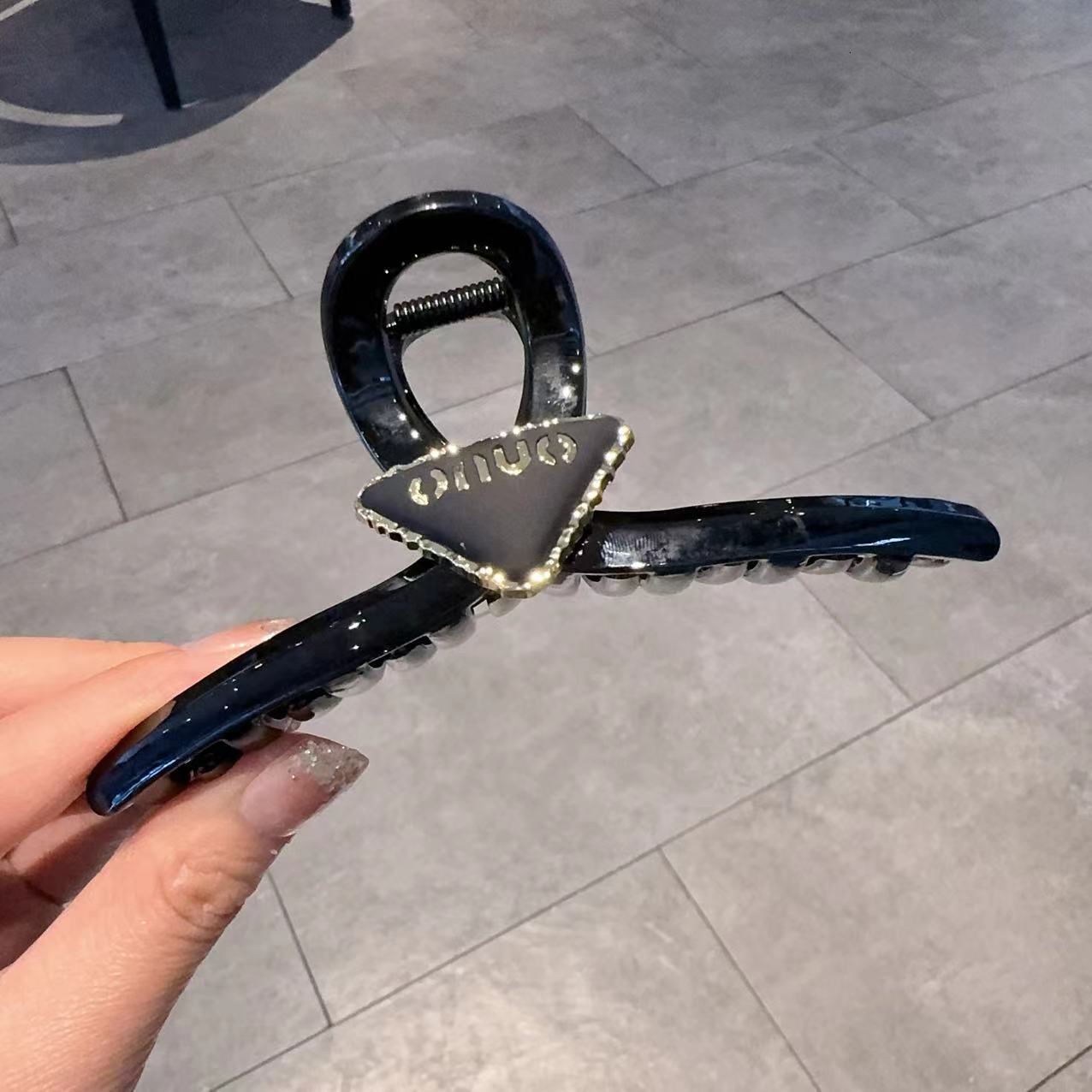 Lanjia- French Style Inverted Triangle Letter Jelly Color Claw Women Internet Celebrity High-End Back Of Head Shark Clip Hair Accessory 250711 E7be6