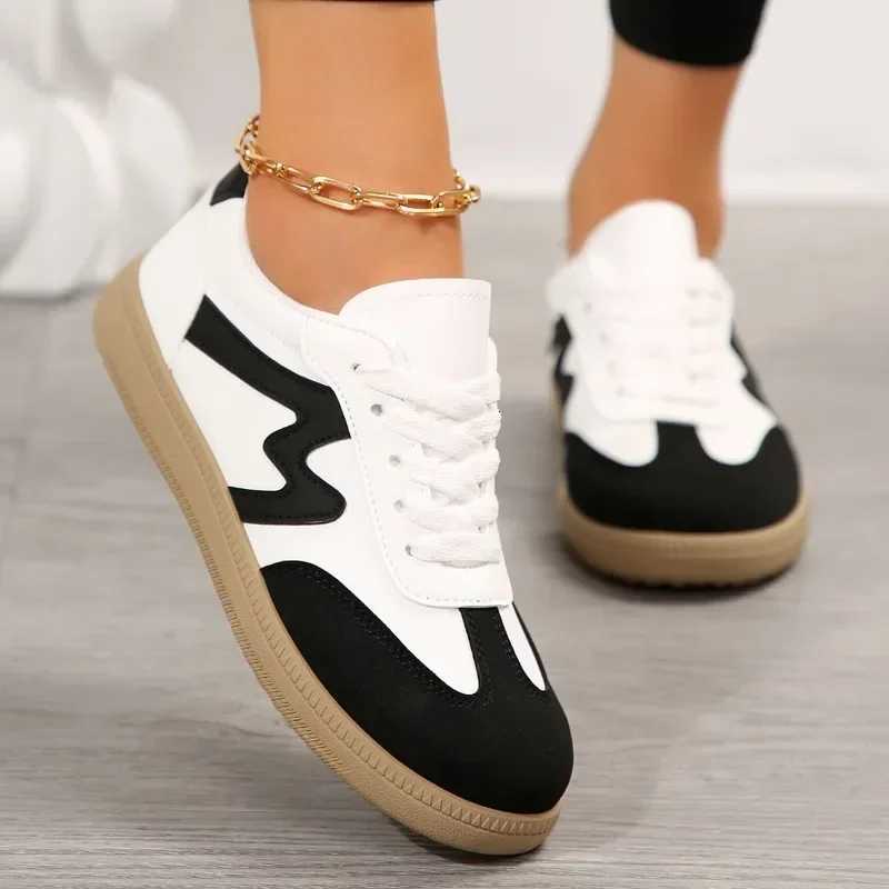 2025 Autumn Classic Womens Flat Luxury Shoes Leather Low Cut Lace-up Casual Round Toe Sneakers in Gray and White XJ250712