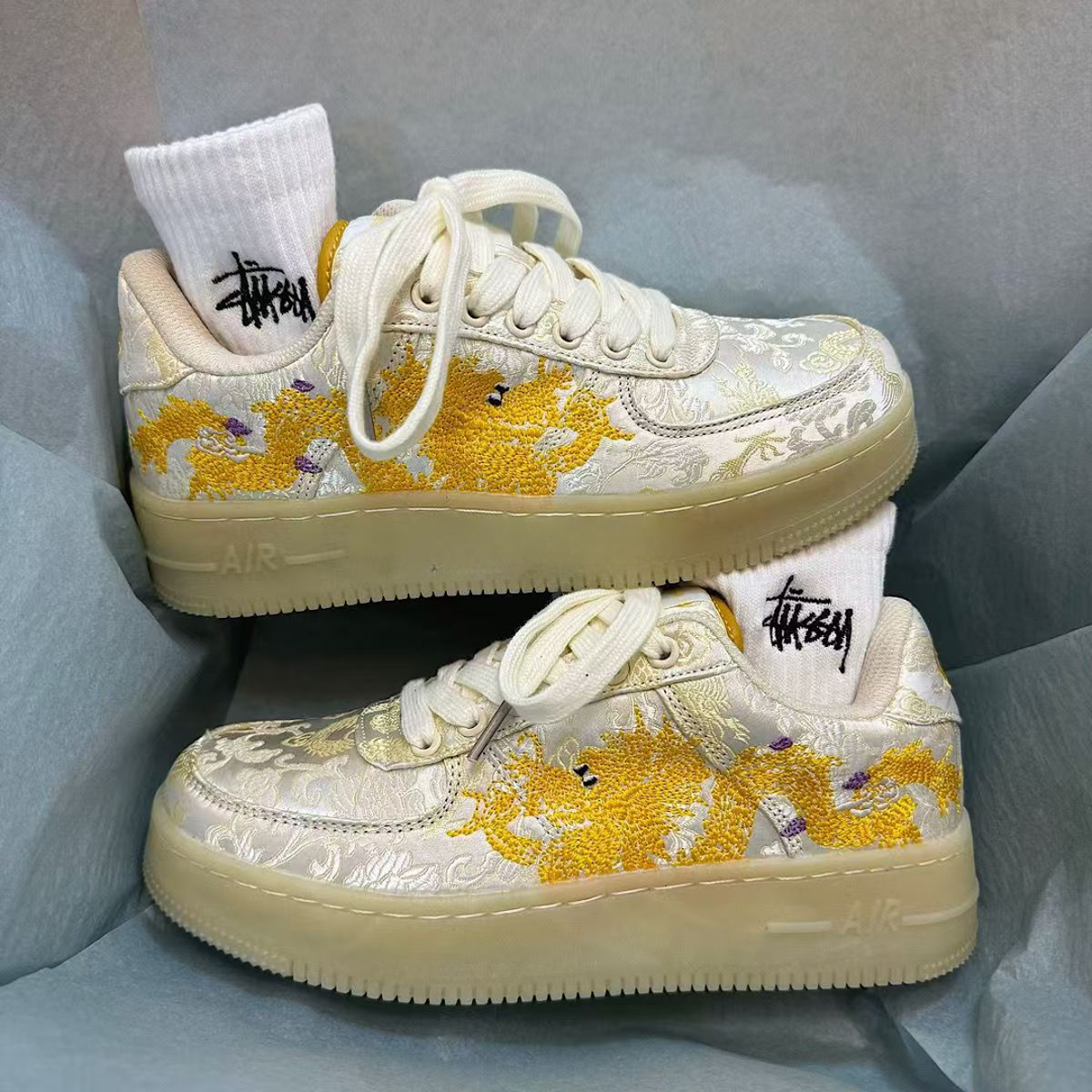 Designer free shipping Casual Shoes Silk board shoes couple design dragon pattern embroidery white shoes thick soled casual trendy shoes silvery