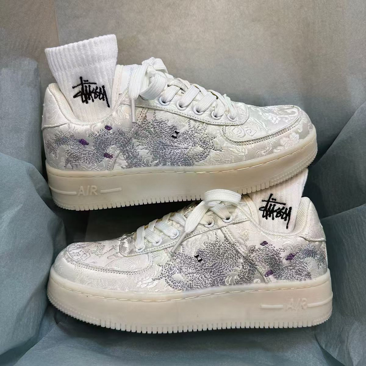 Designer free shipping Casual Shoes Silk board shoes couple design dragon pattern embroidery white shoes thick soled casual trendy shoes silvery