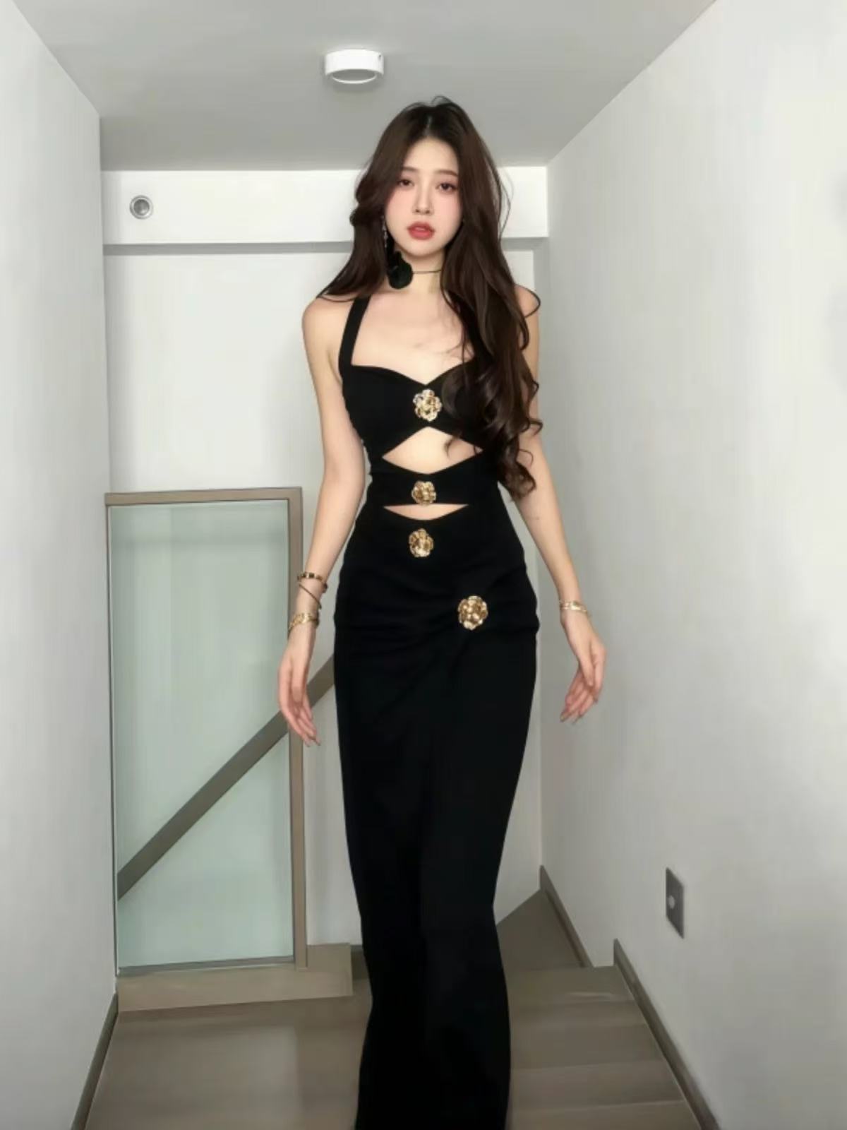 Black sexy open-necked dress for women in summer, tight-fitting and edgy design with a waistline, long skirt