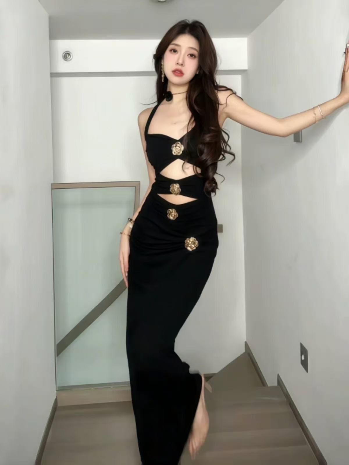 Black sexy open-necked dress for women in summer, tight-fitting and edgy design with a waistline, long skirt