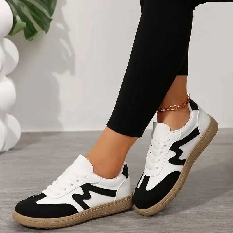 2025 Autumn Classic Womens Flat Luxury Shoes Leather Low Cut Lace-up Casual Round Toe Sneakers in Gray and White XJ250712