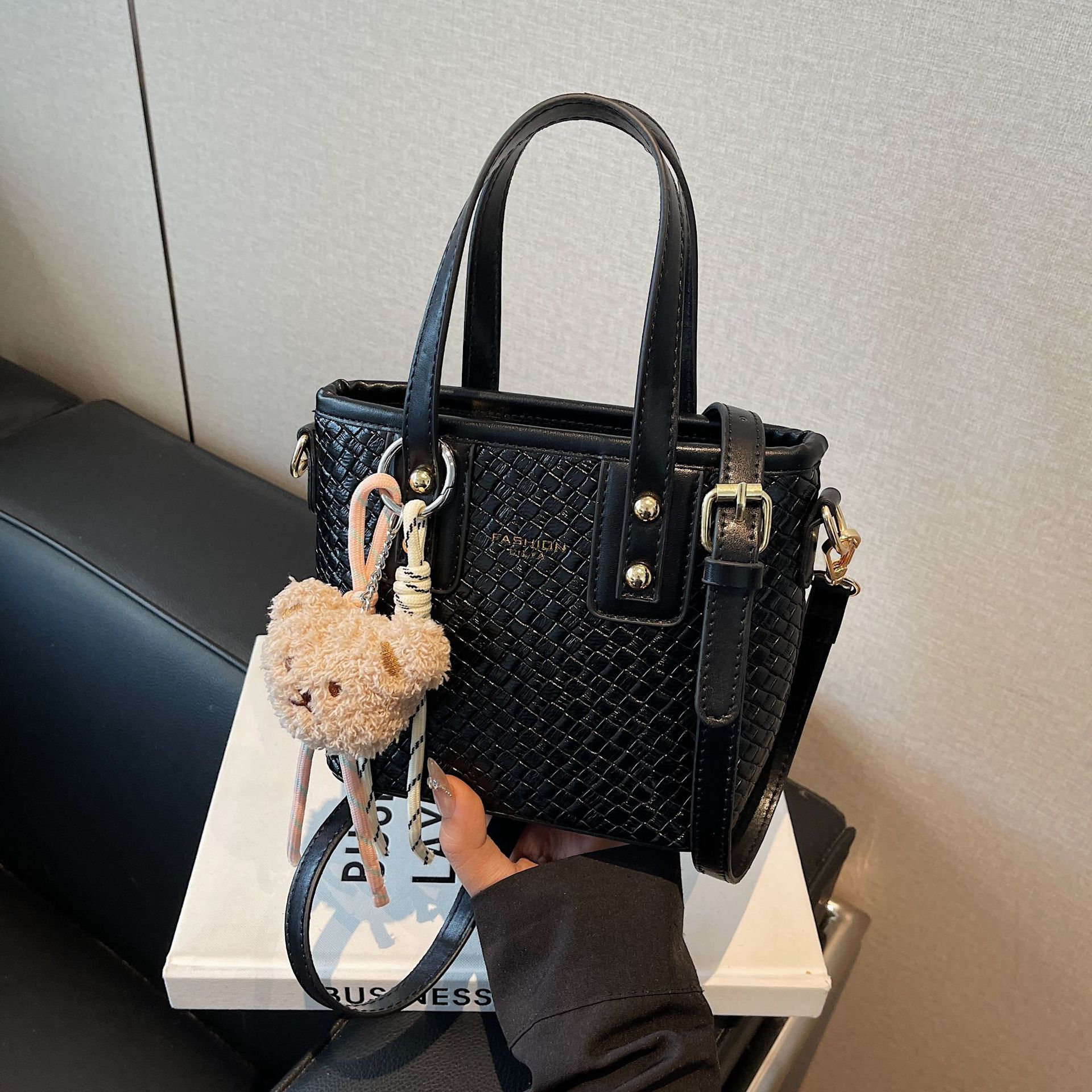 Luxury Brand Designer Bag This Year's Trend Small Bags For Women 2025 New Versatile Crossbody Bag Textured Niche Woven Handbag Bucket Bag