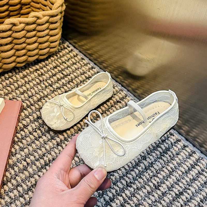 2025 Summer Children Flat Shoes Girls Princess Shoes Mesh Breathable Non Slip Soft Sole Lace Flower Bow Outdoor New Kids Sandals XJ250712
