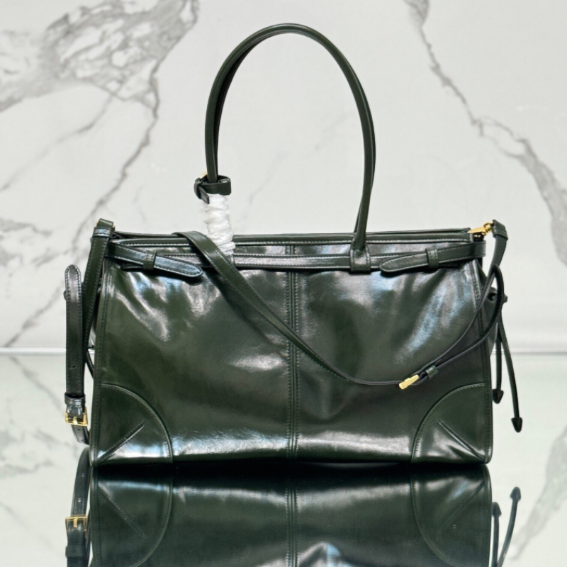 10A designer bag new shoulder bag spring and summer collection features imported Oil wax leather handbag shoulder bag armpit bag French stick bag with a buckle lock