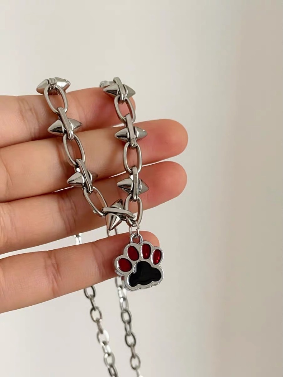Luxury Jewelry Designer Jewelry Rebellious Meatball Cat Paw Rivet Necklace Y2K Hot Girl Dark Rock Punk Sweet Cool Red Black Ins Niche Versatile 01