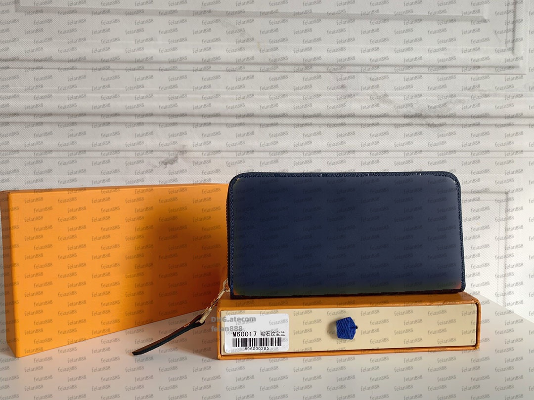 Classic style wallet suitable for daily wear and tear; convenient to carry; high-quality leather bag.