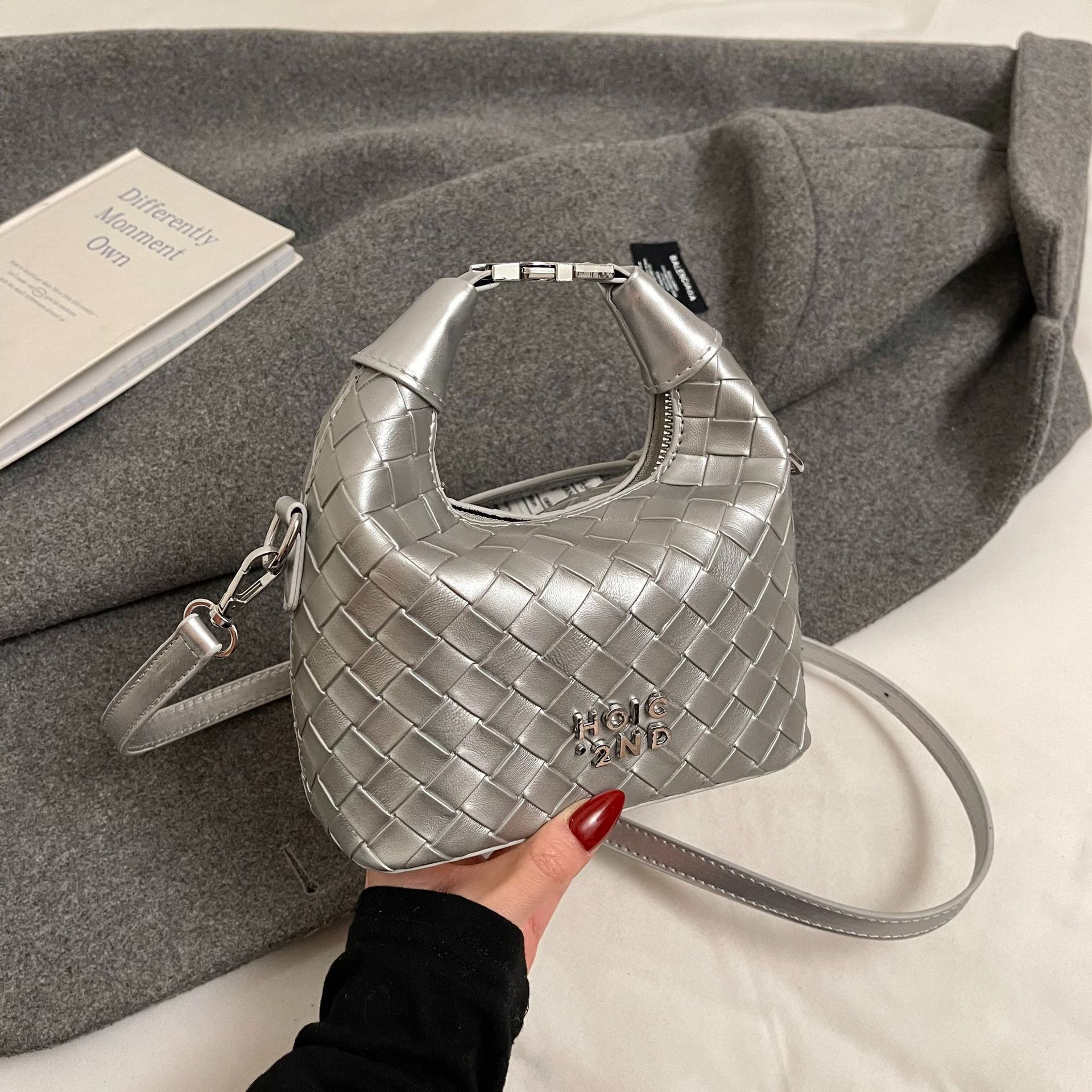 Luxury Brand Designer Bag Minimalist Woven Design Handbag Tiktok Same Style Dumpling Bag Korean Style Daily Versatile Commuting Shoulder Crossbody Wom