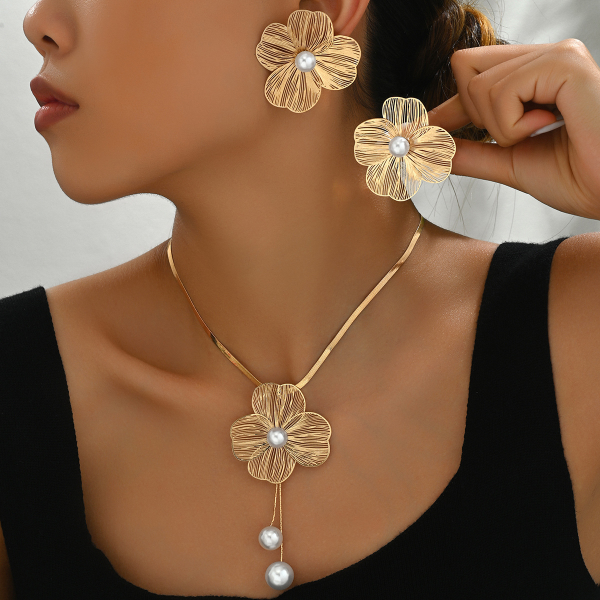 Luxury Jewelry Designer Jewelry European And American Cross-border Women's Necklace And Earring Set Versatile Flower Inlaid Pearl Design Niche Lo