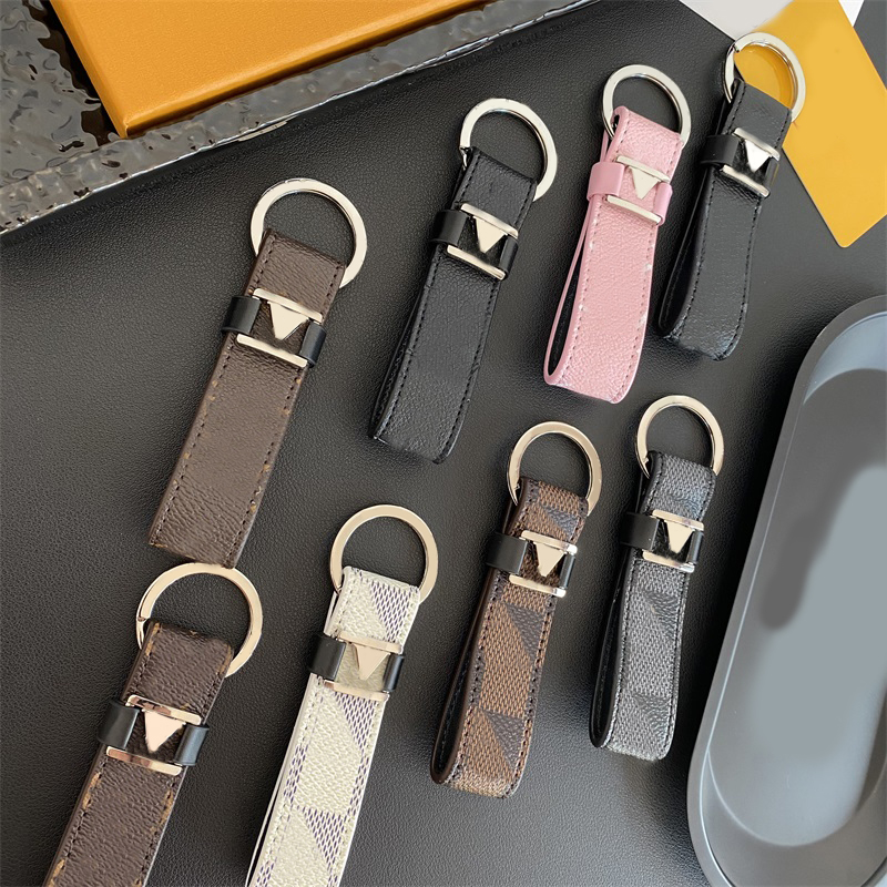 Vintage designer keychain bag charm brown keyring plaid letters printing metal buckle key chain soft leather car pendant high quality sh0375