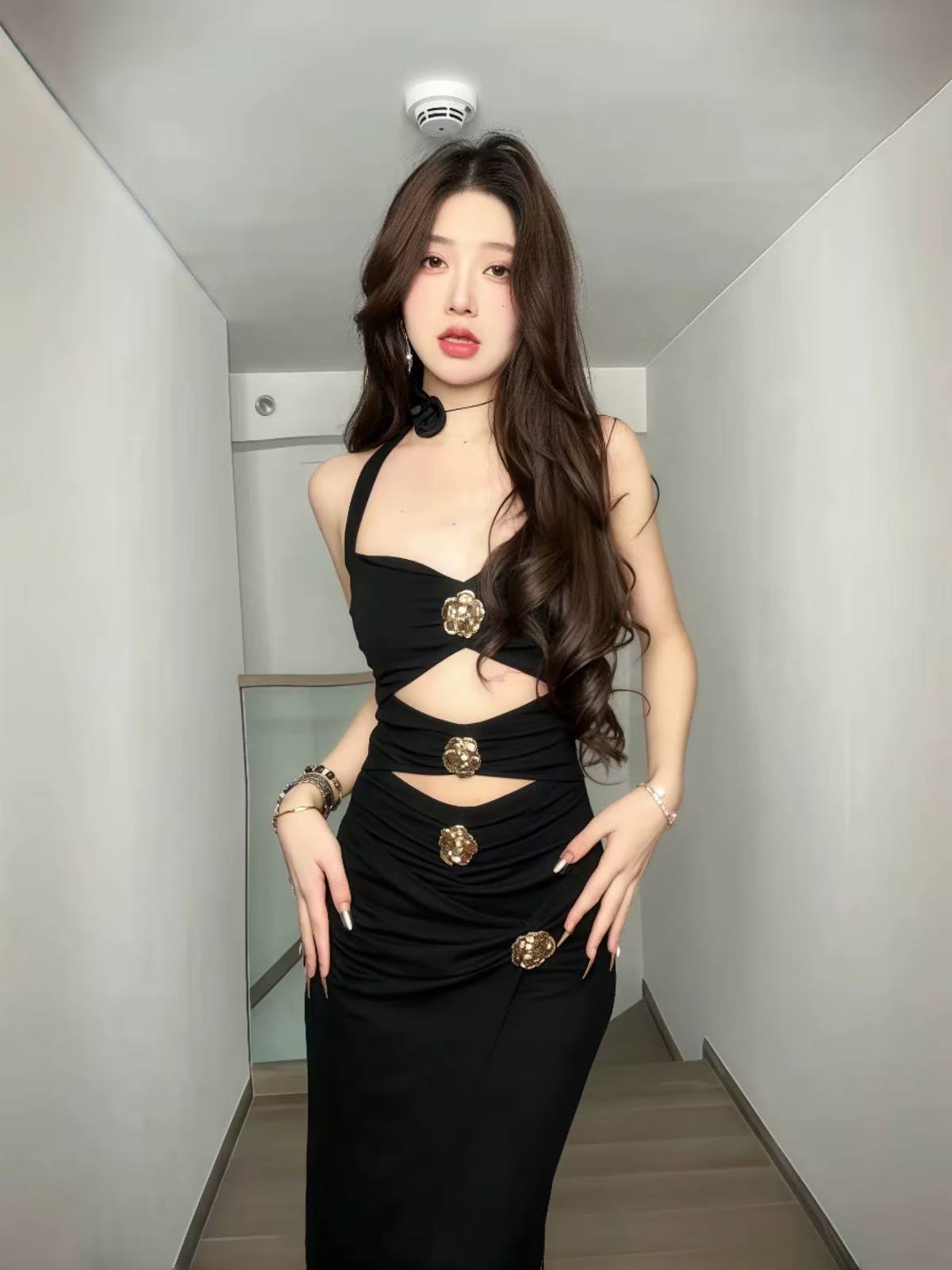 Black sexy open-necked dress for women in summer, tight-fitting and edgy design with a waistline, long skirt