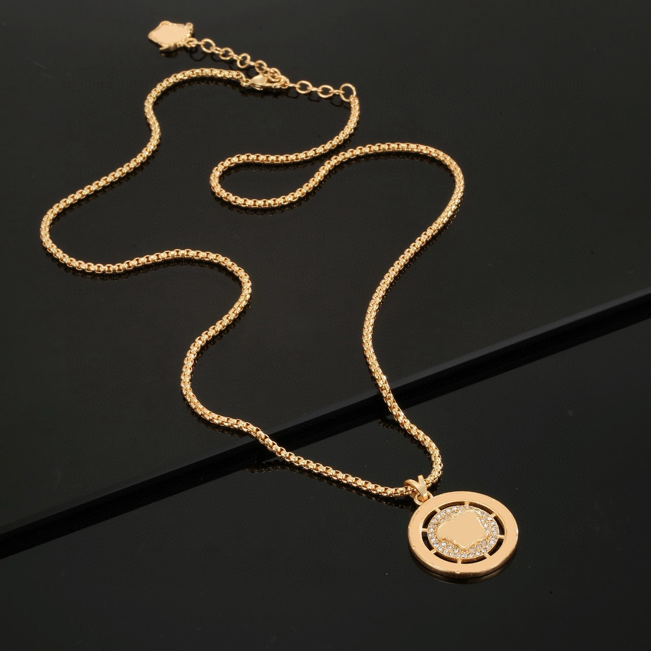 Gold necklaces, exquisite and fashionable jewelry designer fashion pendants, women's jewelry gifts