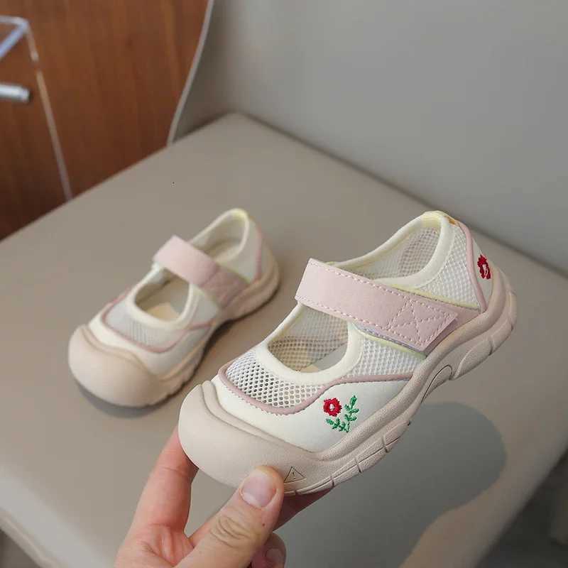 2024 New Kids Girls Sport Shoes Versatile Hook Loop Cute Flowers Embroidery Summer Children Fashion Sport Shoes Wrapped Toes XJ250712