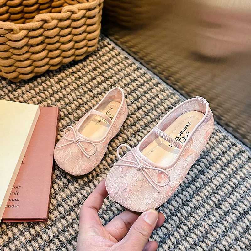 2025 Summer Children Flat Shoes Girls Princess Shoes Mesh Breathable Non Slip Soft Sole Lace Flower Bow Outdoor New Kids Sandals XJ250712