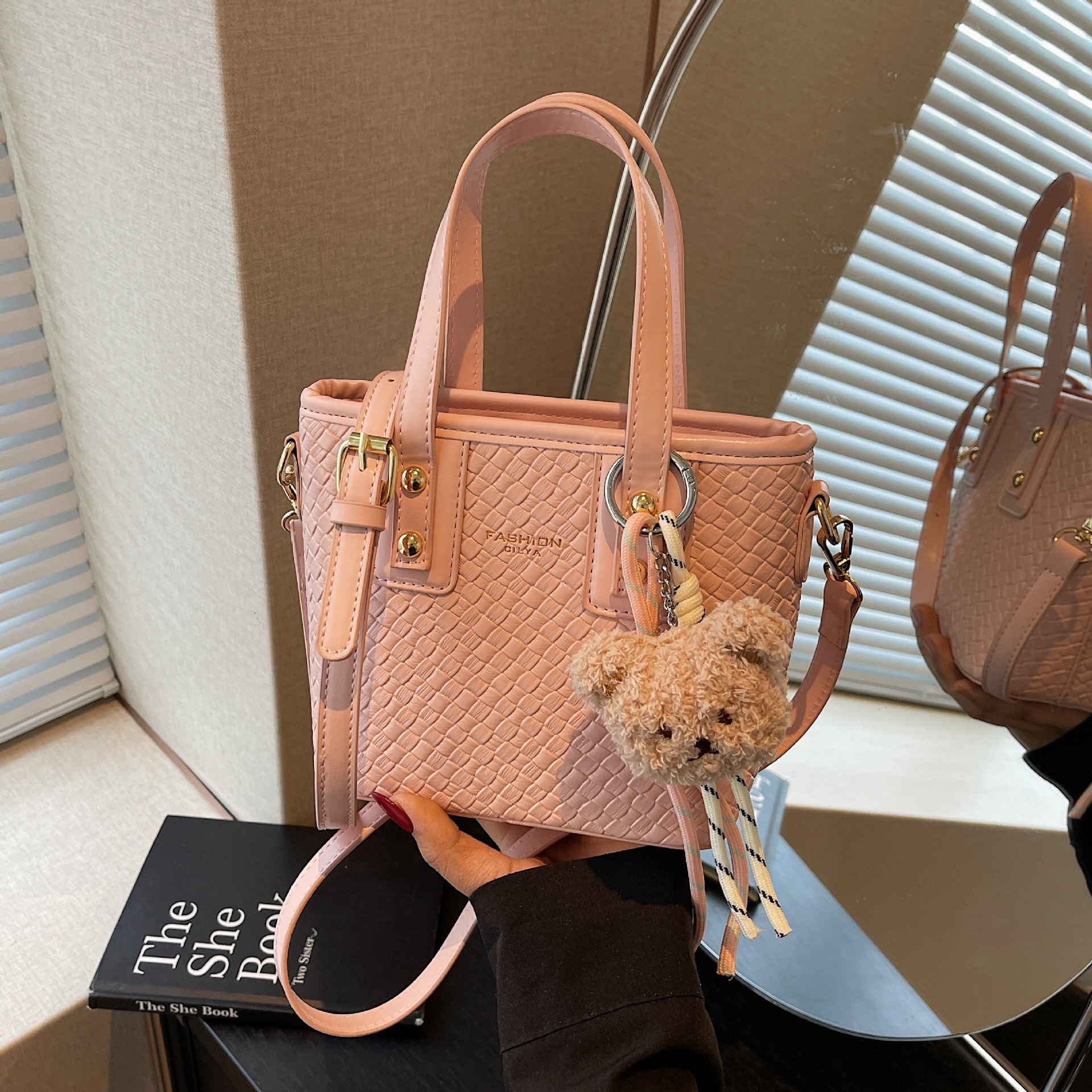 Luxury Brand Designer Bag This Year's Trend Small Bags For Women 2025 New Versatile Crossbody Bag Textured Niche Woven Handbag Bucket Bag