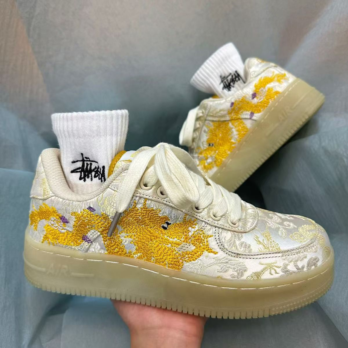 Designer free shipping Casual Shoes Silk board shoes couple design dragon pattern embroidery white shoes thick soled casual trendy shoes silvery