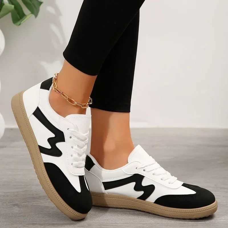 2025 Autumn Classic Womens Flat Luxury Shoes Leather Low Cut Lace-up Casual Round Toe Sneakers in Gray and White XJ250712