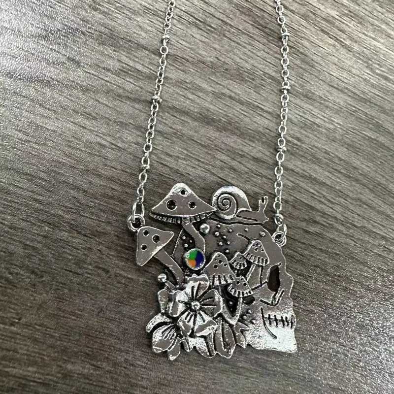 Creative Skeleton Mushro Flower Necklace Gothic Style Snail Pendant Vintage Jewelry Accessories Gifts for Women and Men W250712