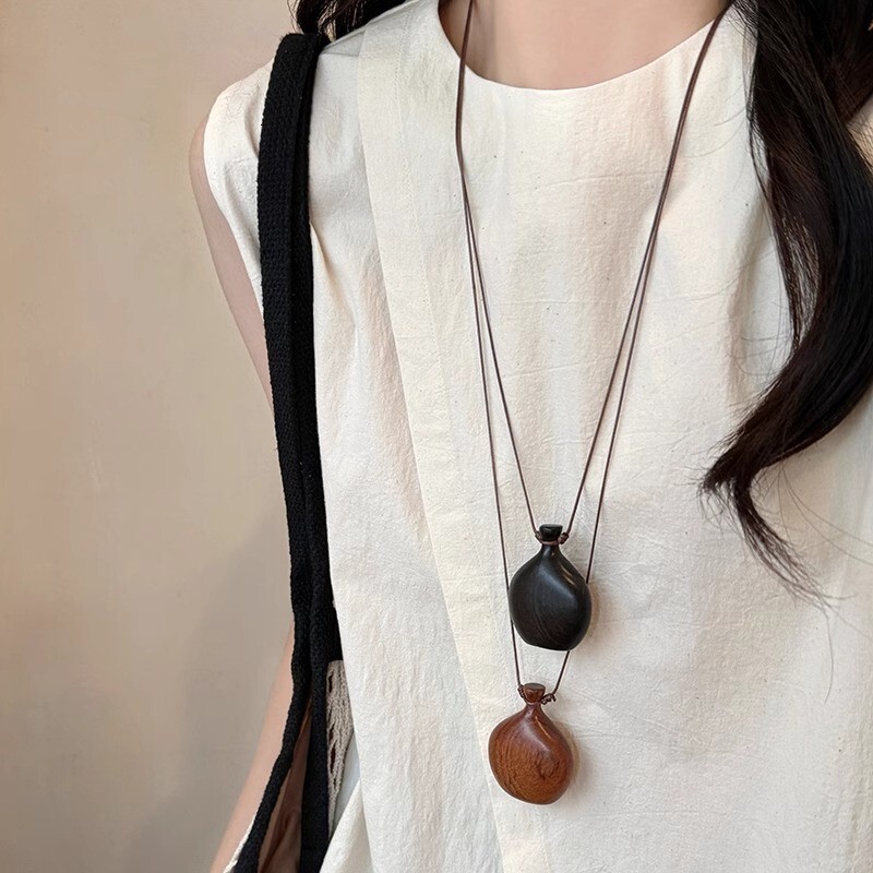 Luxury Jewelry Designer Jewelry Ins Minimalist Style Wooden Wine Pot Necklace Design Sense Long Neck Chain Vintage Versatile Sweater Chain For Women
