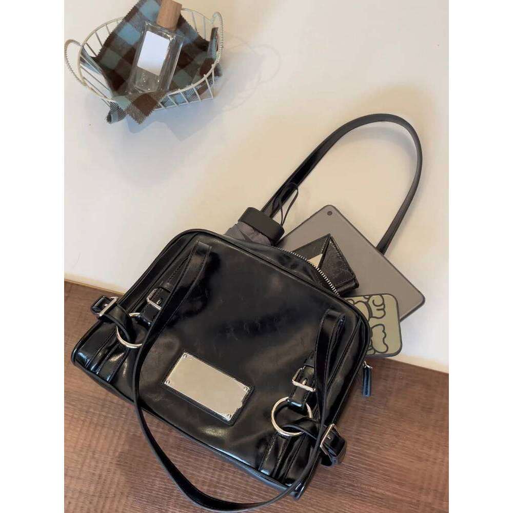 Boston Sle Metal Feeling Small Square 2025 New Sweet Cool Motorcycle Commuting Single Oulder Armpit Bag For Class
